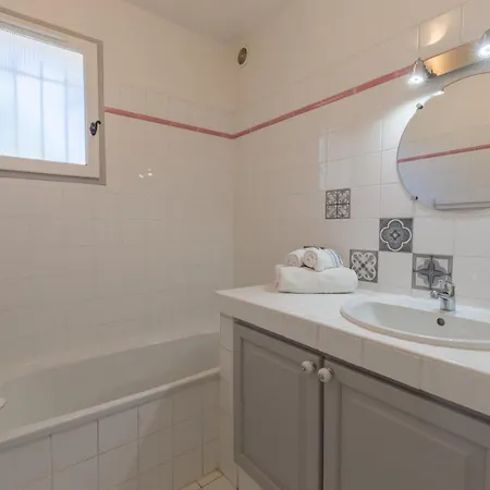 Le Verger, Lumineuse Et Agreable Avec Son Espace Exterieur Clos Au Coeur De Notre Vignoble イエール